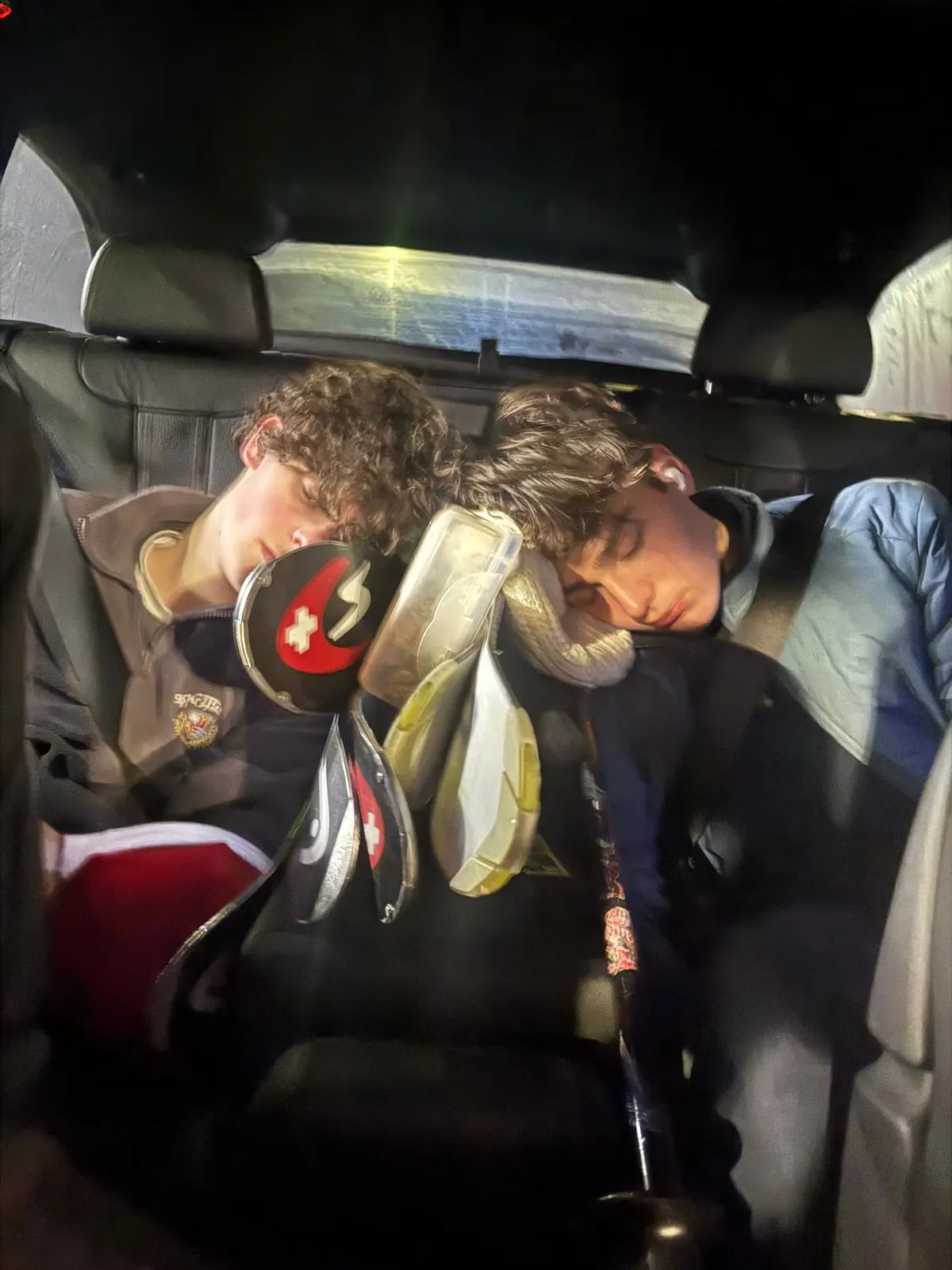 Julian und Kian im Auto